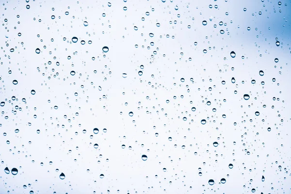 Vuile Venster Glas Met Druppels Regen Sfeervolle Blauwe Licht Achtergrond — Stockfoto