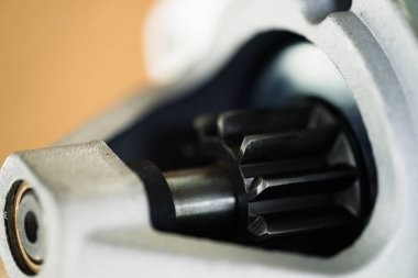 Rotor yakın çekim ile otomobil parçaları arka plan görüntüsü. Metal kısmında büyük siyah pinyon. Dişli parçaları içinde.