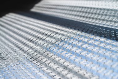 Arka plan mavi güneşli gökyüzü yakın çekim pencerede güzel beyaz tül. Beyaz berrak perde. Bokeh ile diyagonal hassas perdeler arka plan görüntüsü.