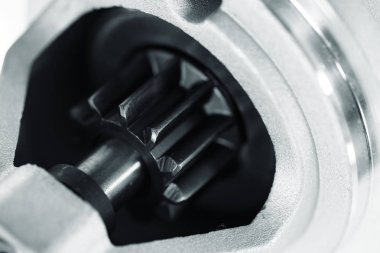 Rotor yakın çekim ile otomobil parçaları arka plan görüntüsü. Metal kısmında büyük siyah pinyon. Dişli parçaları içinde.