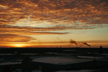Gün doğumunda gökyüzü. Yapıların siluetleri.