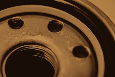 Yağ filtresinin tek renkli arka plan görüntüsü kapatın. Sepya tonlarında makro fotoğrafçılıkta otomatik bölümden sanat.