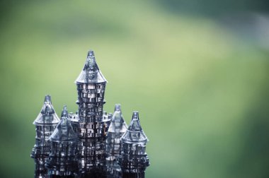 Yeşil arka plan üzerinde Oyuncak kristal kale parıltıları.