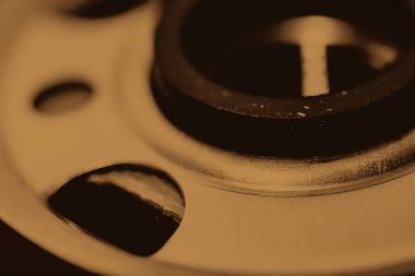 Yağ filtresinin tek renkli arka plan görüntüsü kapatın. Sepya tonlarında makro fotoğrafçılıkta otomatik bölümden sanat.