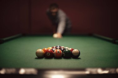 Amerikan bilardo poule.. Bilardo oynayan bir adamın fotoğrafı. Bilardo topları üçgeni. 