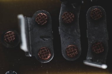 Eski temas paneli yakın çekim arka plan görüntüsü. Santraldeki paslı elektrik kontaklar voltajdan kapanır.