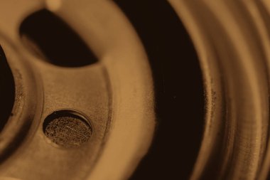 Yağ filtresinin tek renkli arka plan görüntüsü kapatın. Sepya tonlarında makro fotoğrafçılıkta otomatik bölümden sanat.