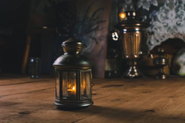 Tatil arifesinde odada Coziness sıcaklık atmosferi. Güzel sanat mum çubuğu hediyeler arka plan üzerinde ahşap zemin üzerinde oda aydınlatır. Mum alevi şenlikli bir ruh hali verir. Yeni Yılınız Kutlu Olsun.