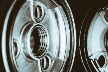 Yakıt filtresinin tek renkli arkaplan görüntüsü. Otomatik bölümün sanat makro fotoğrafçılığı.