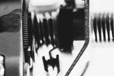 Otomatik bölümden tek renkli ayrıntılı arka plan görüntüsü. Bahar yakın çekimli otomotiv mekanizması.