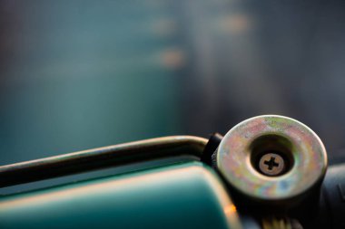 Yeşil otomatik parça yakın çekim arka plan görüntüsü. Yeşil metalik yüzey ve altın daire.