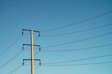 Güneş ışığında mavi gökyüzü arka planda yüksek voltaj telleri ile Mesajlar. Kopyalama alanı ile gökyüzünde birçok tellerin arka plan görüntüsü. Güç hatları grubu.