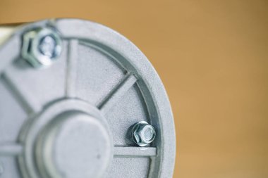 Bej arka plan üzerinde cıvata yakın çekim daire otomatik parça parçası ayrıntılı görüntü.