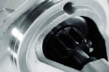 Rotor yakın çekim ile otomobil parçaları arka plan görüntüsü. Metal kısmında büyük siyah pinyon. Dişli parçaları içinde.