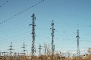 Mavi gökyüzü arka plan üzerinde yüksek gerilim telleri ile grup mesajların. Sütunlar ve teller kopya alanı ile gökyüzü arka plan görüntüsü.