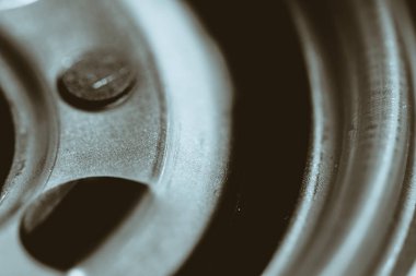 Yağ filtresinin tek renkli arkaplan görüntüsü. Makro fotoğrafçılıktaki otomatik bölümden sanat çalışmaları.