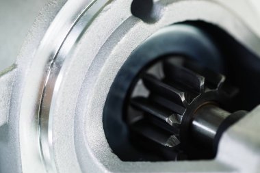 Rotor yakın çekim ile otomobil parçaları arka plan görüntüsü. Metal kısmında büyük siyah pinyon. Dişli parçaları içinde.