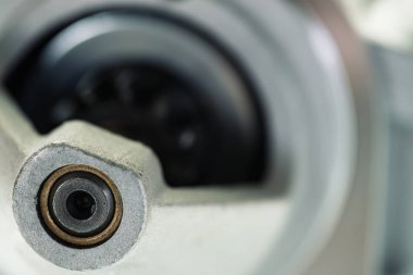 Rotor yakın çekim ile otomobil parçaları arka plan görüntüsü. Metal kısmında büyük siyah pinyon. Dişli parçaları içinde.