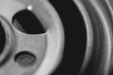 Yağ filtresinin tek renkli arka plan görüntüsü kapatın. Gri tonlamada makro fotoğrafçılıkta otomatik bölümden resim.