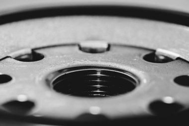 Yağ filtresinin tek renkli arka plan görüntüsü kapatın. Gri tonlamada makro fotoğrafçılıkta otomatik bölümden resim.