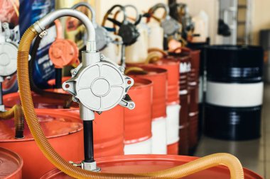 Fıçılarda motor yağı var ve içeride fotokopi alanı var. Kayganlaştırıcı deposu. Şişelemek için bir ürün. Bakım. Depo içeride. Otomotiv dükkanının arka planı. Otomobil servisi. Yağ değişimi.