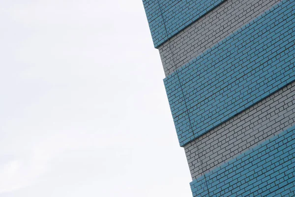 작업장 요구에 건물의 하늘에 공간이 파란색 벽돌클로즈업이 삽입된 배경입니다 대각선 — 스톡 사진