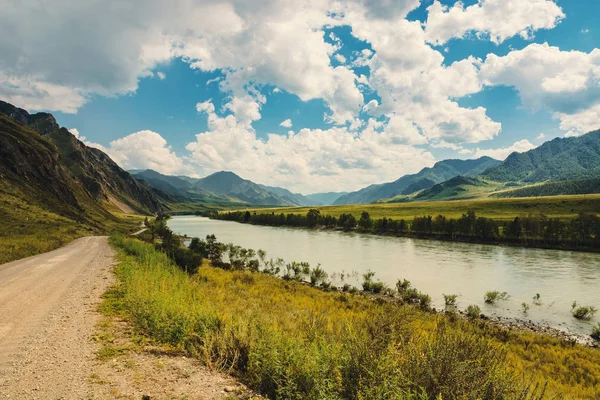 Річка Катун Протікає Серед Гір Пагорбів Мальовничий Ландшафт Алтайський Природи — стокове фото