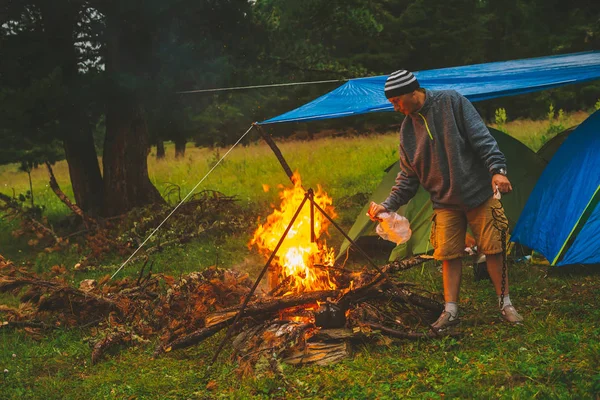 Turista Enciende Fuego Viajero Está Encendiendo Fuego Campamento Hombre Por —  Fotos de Stock