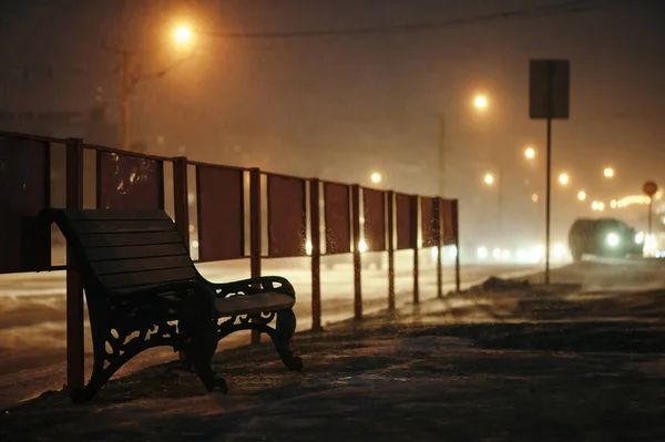 Πάγκος Στέκεται Κοντά Στο Οδικό Δρόμο Νύχτα — Φωτογραφία Αρχείου