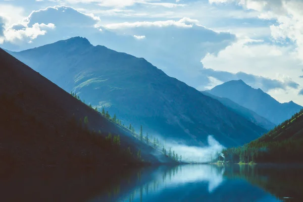 Λίμνη Των Βουνών Βουνά Νωρίς Πρωί Όμορφες Επιφανειακές Σιλουέτες Βουνών — Φωτογραφία Αρχείου