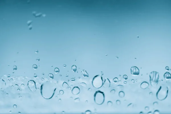 玻璃窗 雨滴结冰 大气薄荷蓝光背景与雨滴 结霜的水滴靠近了 详细透明的水胺纹理在宏与复制空间 — 图库照片