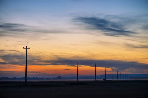 Linee Elettriche Campo Sfondo Alba Silhouette Pali Con Fili All — Foto Stock