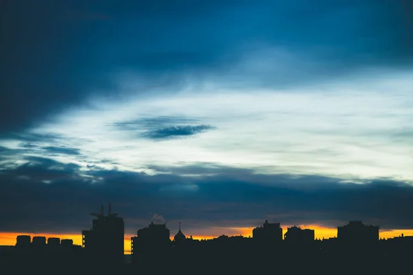 Stadtbild Mit Herrlich Buntem Lebendigem Morgengrauen Atemberaubend Dramatisch Blauer Bewölkter — Stockfoto