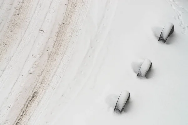 Snöiga Vägen Stängsel Gamla Hjul Staket Från Däck Strukturerad Vinter — Stockfoto