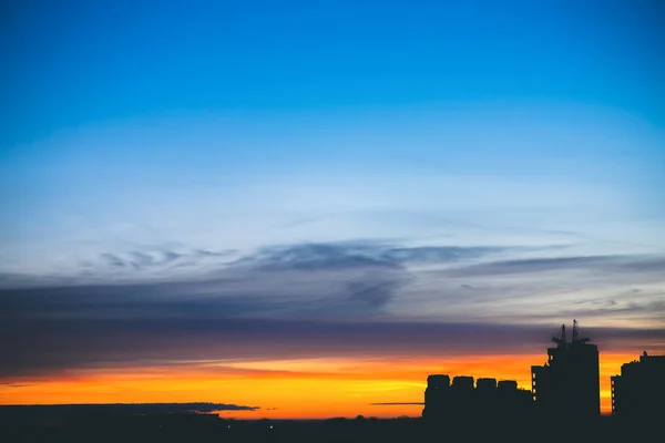 Cityscape Met Prachtige Varicolored Levendige Dageraad Verbazingwekkende Dramatische Blauwe Hemel — Stockfoto