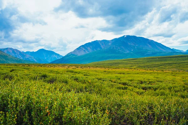 Spektakuläre Aussicht Auf Riesige Berge Unter Bewölktem Himmel Riesige Bergkette — Stockfoto