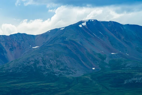 Úžasná Obrovská Hora Sněhem Nahoře Mlze Přetavené Povětrnostním Vlivům Obrovská — Stock fotografie