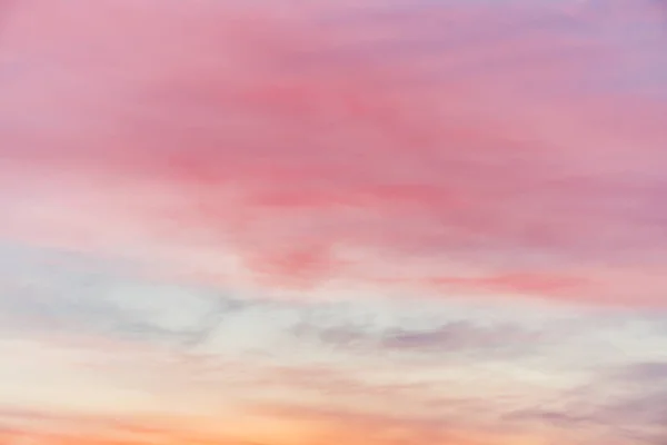 Cielo Atardecer Con Nubes Luz Amarillas Rosadas Gradiente Cielo Azul — Foto de Stock