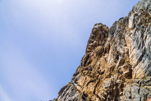 Große Bergklippe Unter Wolkenverhangenem Himmel Aus Nächster Nähe Schönen Felsigen — Stockfoto