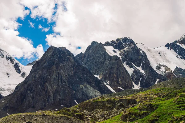 Pintoresco Paisaje Con Asombroso Glaciar Enorme Maravillosas Montañas Nevadas Bajo — Foto de Stock