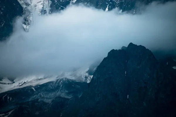 Nuvola Bassa Davanti Ghiacciaio Enorme Gigante Parete Rocciosa Innevata Una — Foto Stock