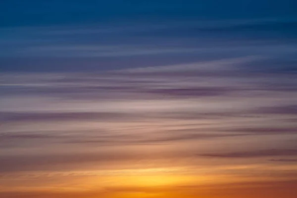 Разноцветное Полосатое Небо Рассвета Оттенками Голубого Голубого Кобальта Розового Фиолетового — стоковое фото