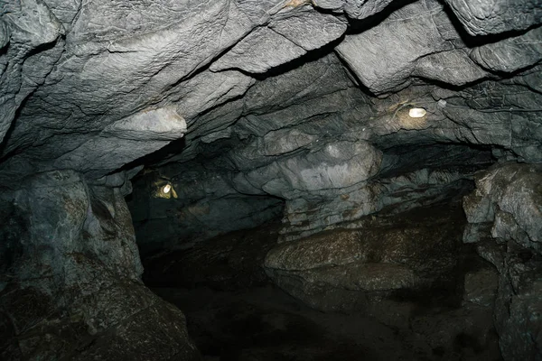 Piękna Jaskinia Widok Wnętrza Ciemnego Lochu Teksturowane Ściany Jaskini Obraz — Zdjęcie stockowe
