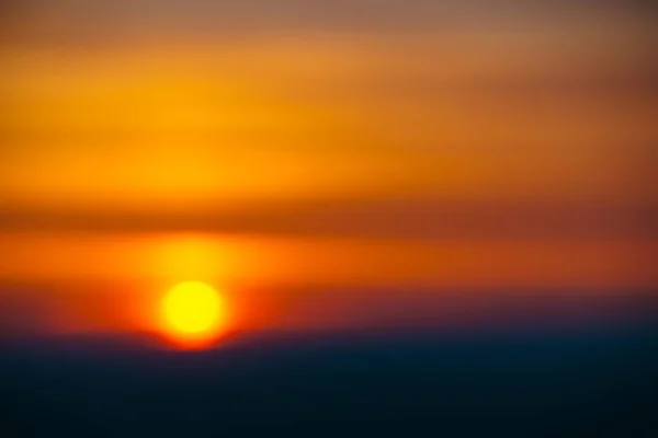 Rozmyte Tło Obrazu Kręgu Słońca Rośnie Zza Ciemnego Horyzontu Tle — Zdjęcie stockowe
