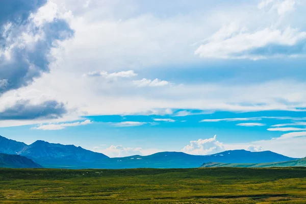 Vista Espetacular Montanhas Gigantes Com Neve Uma Nuvem Enorme Por — Fotografia de Stock