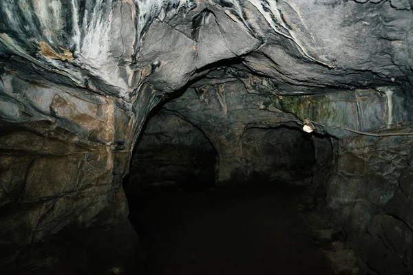 Прекрасная Пещера Вид Темного Подземелья Текстурированные Стены Пещеры Фоновое Изображение — стоковое фото