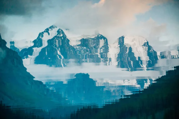 Enorme Glaciar Reflejado Superficie Del Agua Reflejo Agua Gigantescas Montañas — Foto de Stock