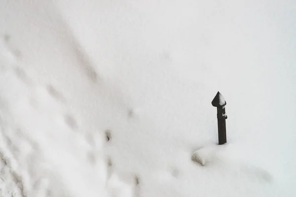 Schuhspuren Auf Weißem Schnee Spur Von Stiefeln Auf Schneeverwehungen Texturierte — Stockfoto