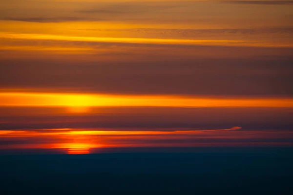 따뜻한 음영의 다양한 구름에 어두운 수평선 뒤에서 하늘에 새벽의 아름다운 — 스톡 사진