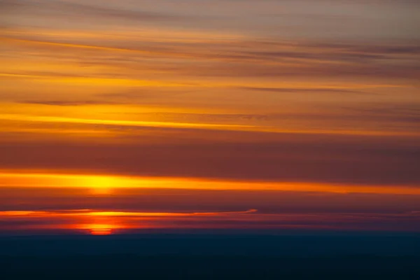 Velký Rudý Sluneční Kruh Tyčí Tmavým Horizontem Pozadí Temně Odstíněných — Stock fotografie